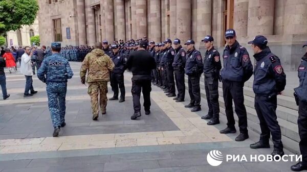 Полиция оцепила здание правительства в Ереване