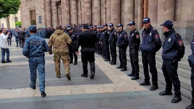 Оцепление возле здания правительства в Ереване