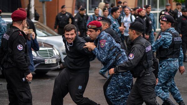 Задержание участника акции протеста оппозиции в центре Еревана