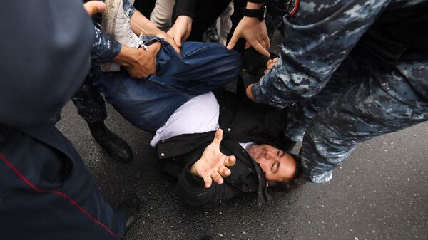 Задержание участника объединенного митинга оппозиции в Ереване