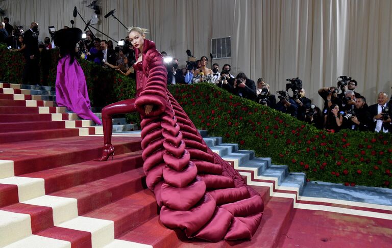 Американская модель Джиджи Хадид на балу Института костюма Met Gala