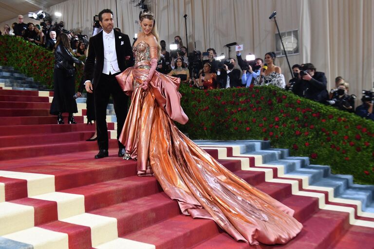 Блейк Лайвли и Райан Рейнольдс на балу Института костюма Met Gala