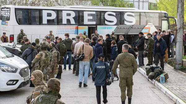Военнослужащий ВС РФ и международная пресса на территории Запорожской АЭС в Энергодаре