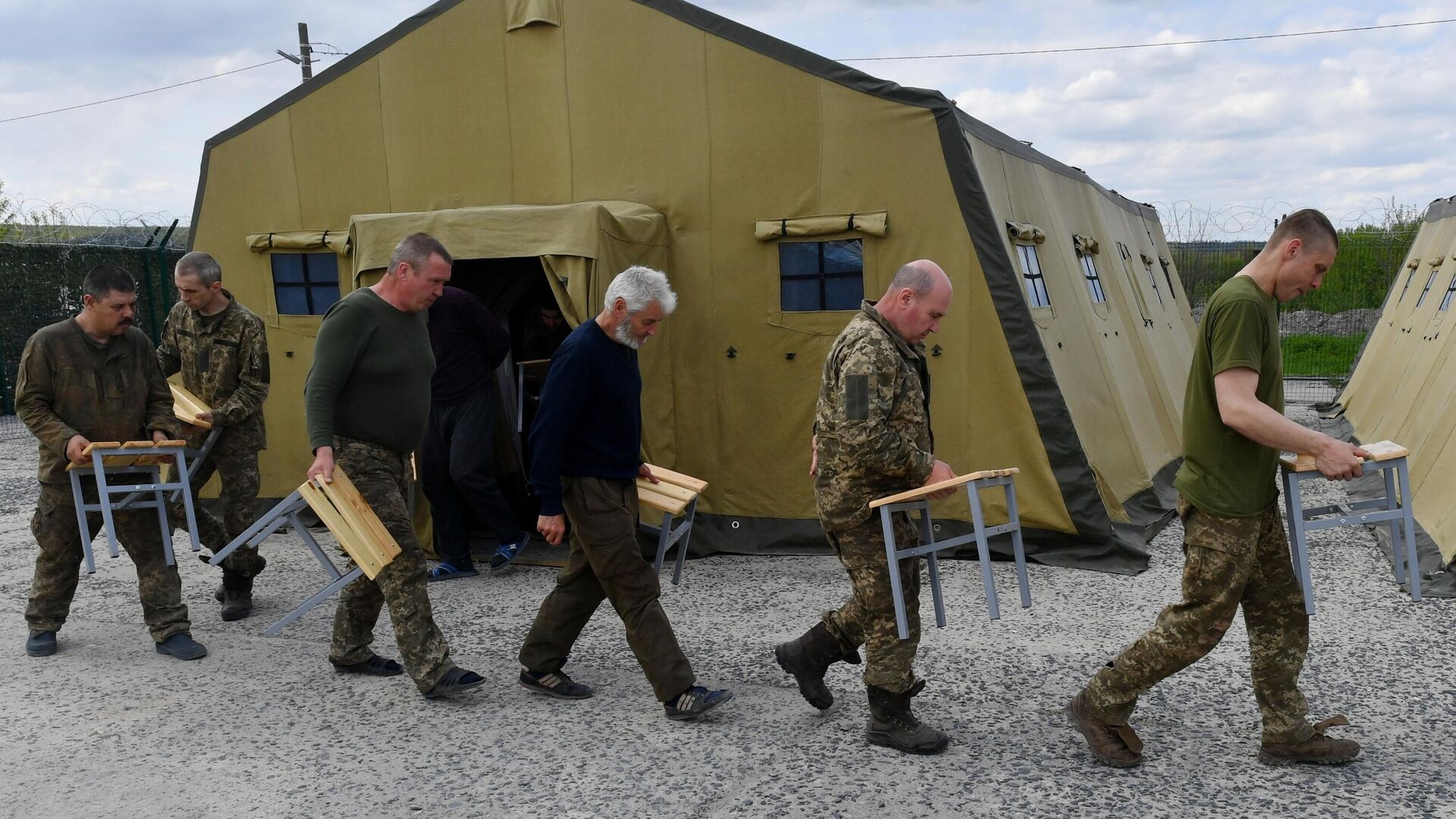 Пункт временного содержания украинских военнопленных на Харьковском направлении - РИА Новости, 1920, 20.05.2022