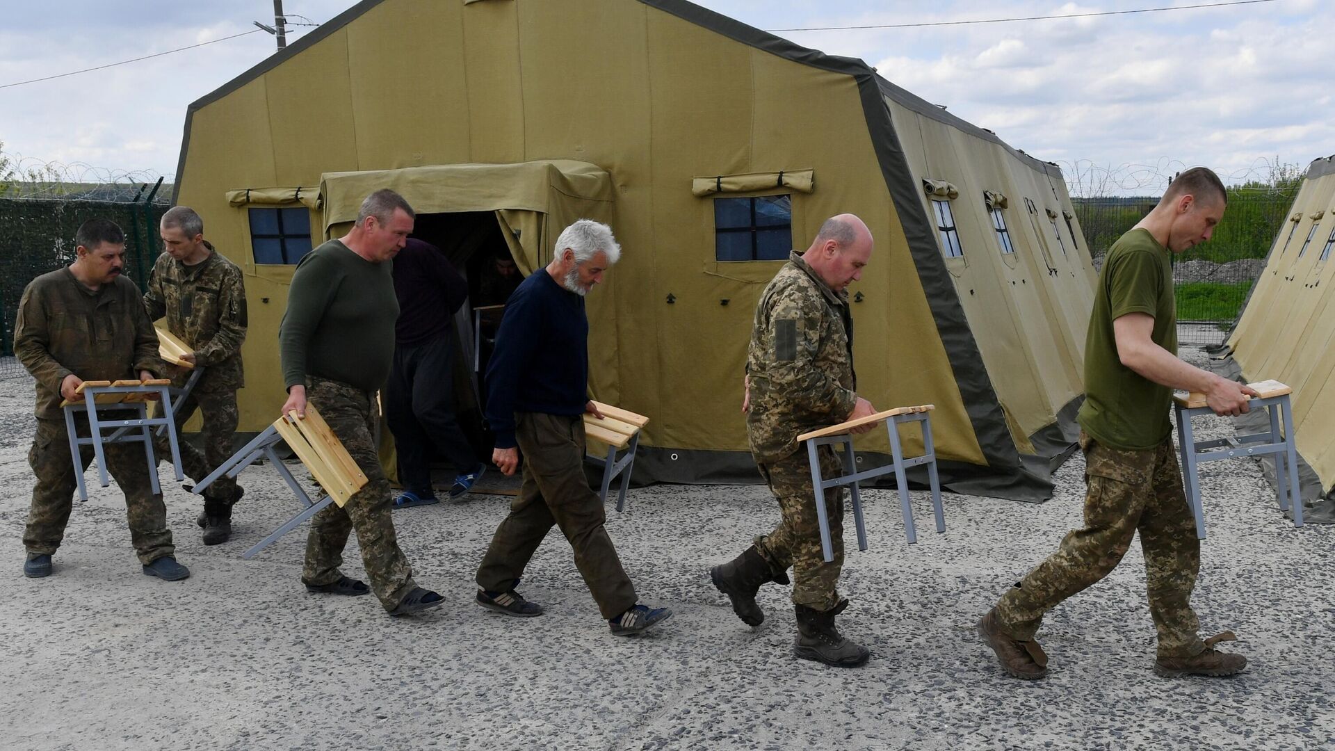 Пункт временного содержания украинских военнопленных на Харьковском направлении - РИА Новости, 1920, 20.05.2022