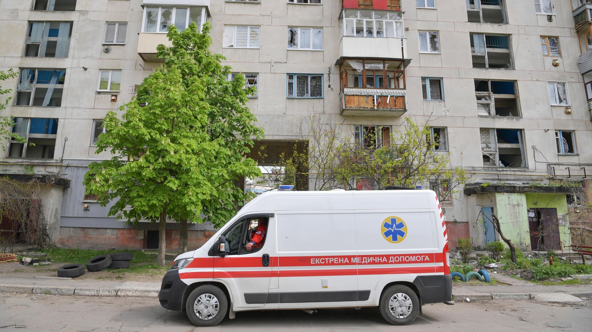 Машина скорой помощи у одного из поврежденных домов в городе Рубежное - РИА Новости, 1920, 22.05.2022