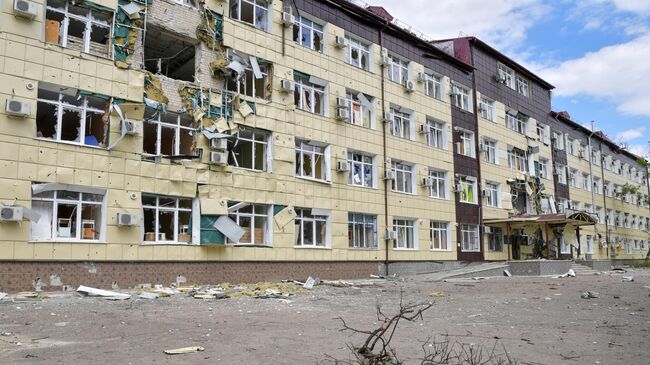 Разрушенный лечебный корпус в городе Рубежное