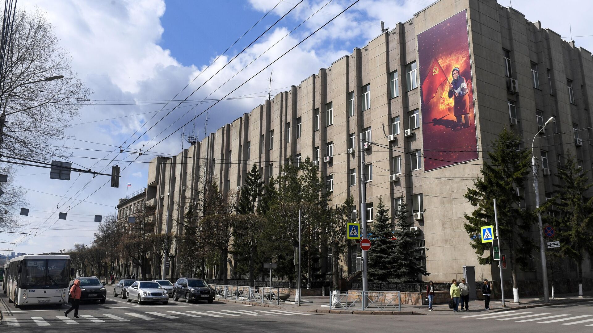 Баннер с изображением бабушки с красным флагом на стене здания ГУ МВД России по Красноярскому краю - РИА Новости, 1920, 02.05.2022
