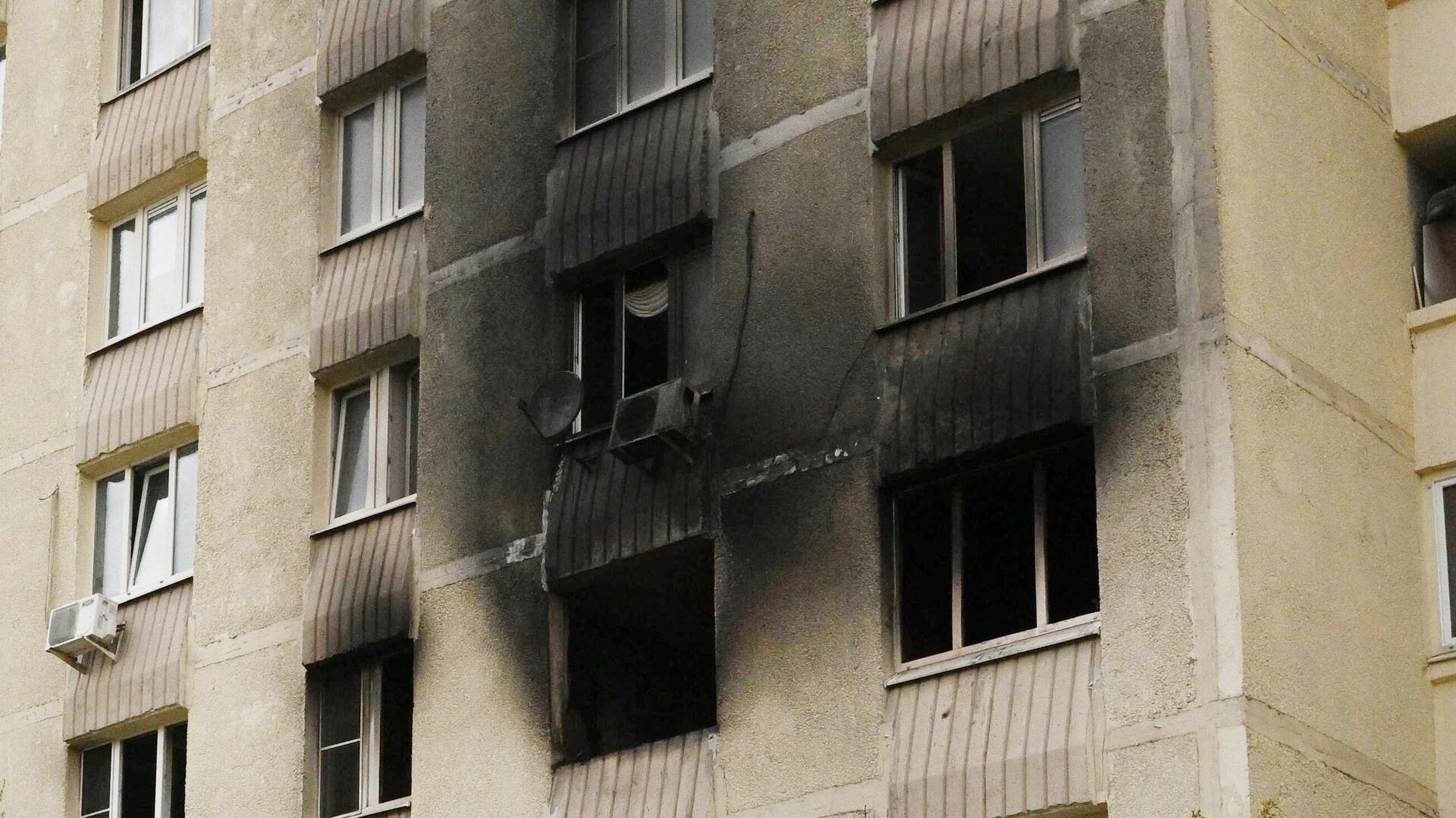 Окна квартир в доме на Олимпийском проспекте, 7/1, где произошел пожар - РИА Новости, 1920, 02.06.2022