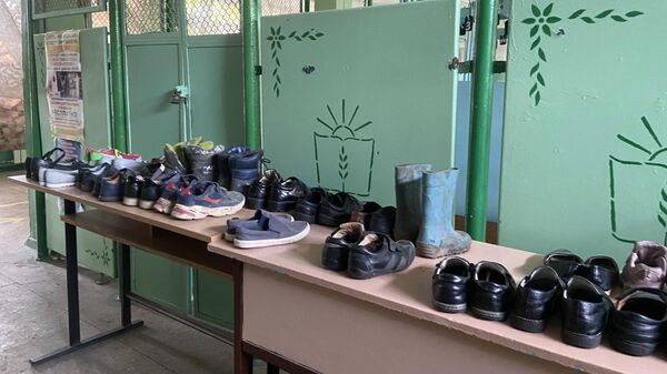 Люди приносят в школу вещи и обувь для погорельцев 