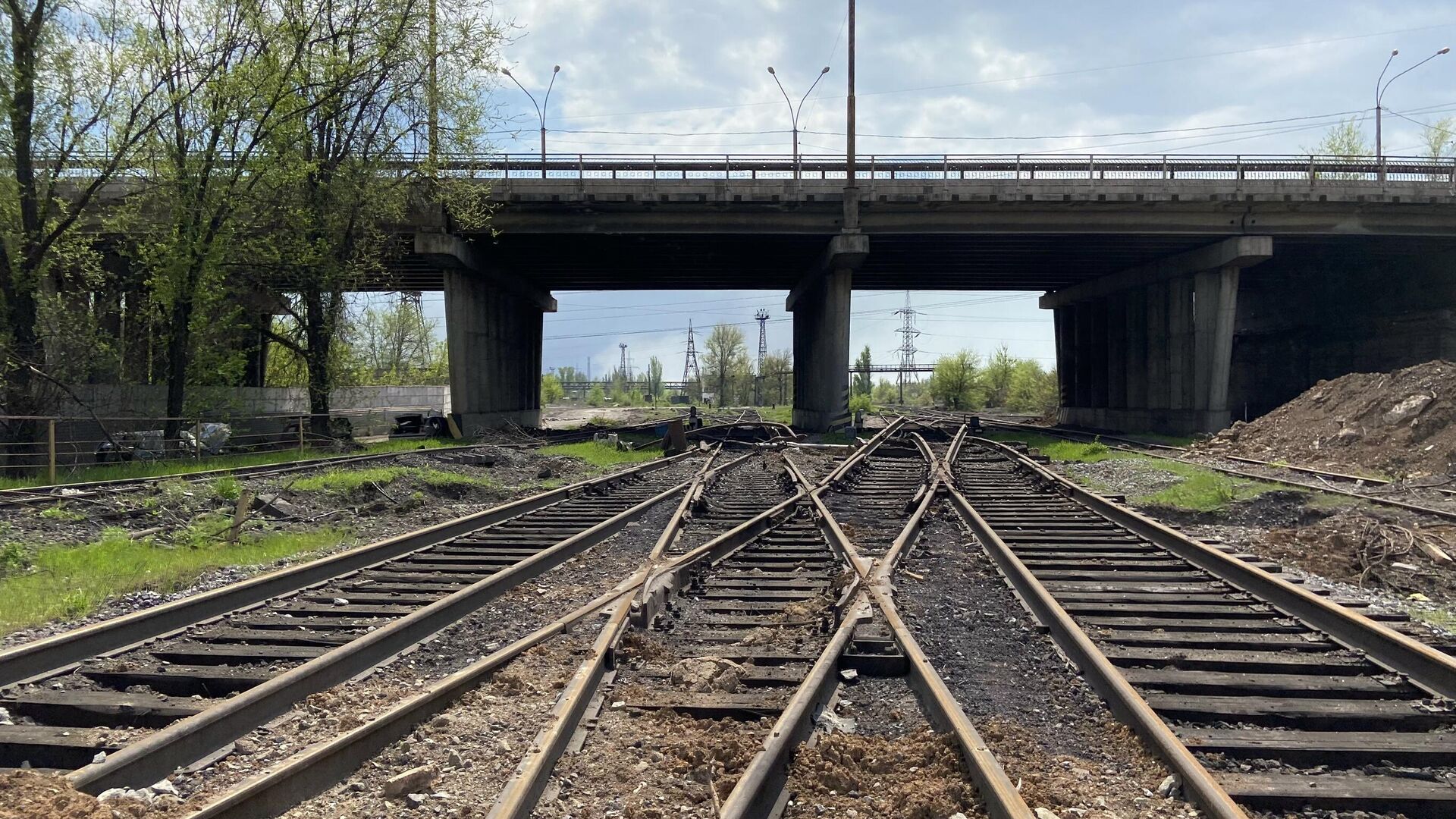 Железнодорожные пути, рядом с которыми бойцы ВСУ организовали схроны с боеприпасами - РИА Новости, 1920, 08.06.2022