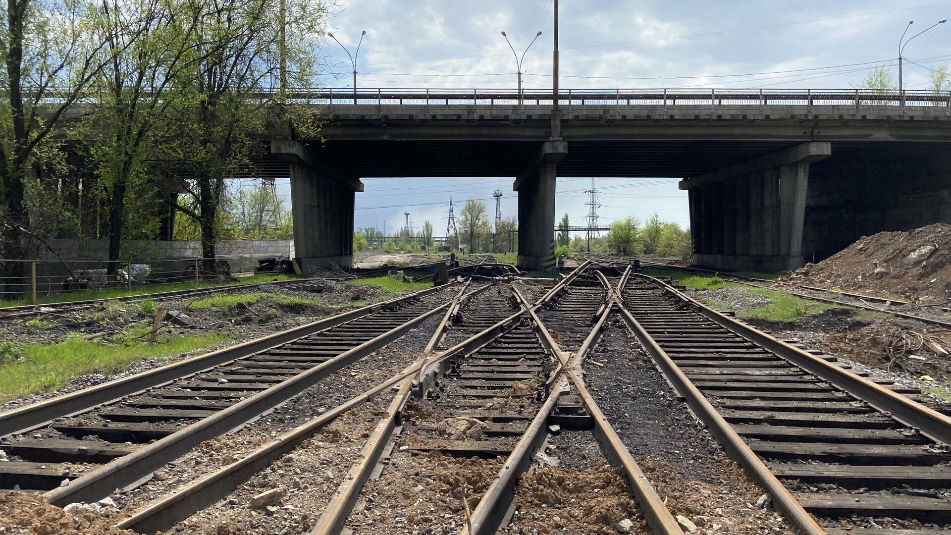 Железнодорожные пути, рядом с которыми бойцы ВСУ организовали схроны с боеприпасами - РИА Новости, 1920, 08.06.2022