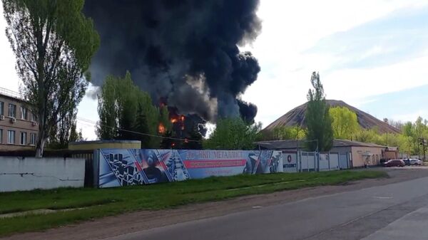 Пожар на нефтебазе в Макеевке после обстрела ВСУ