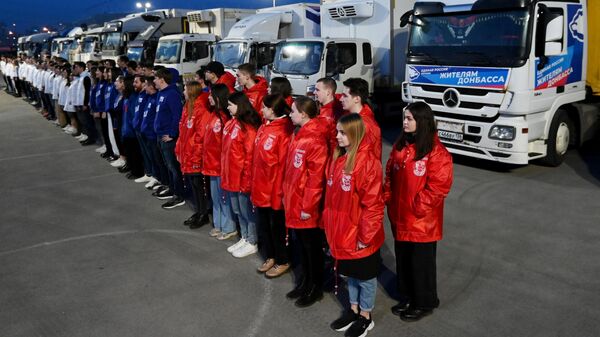 Волонтеры возле грузовых автомобилей с гуманитарной помощью для эвакуированных жителей ДНР и ЛНР