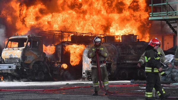 Сотрудники МЧС ДНР принимают участие в тушении пожара на нефтебазе в Макеевке
