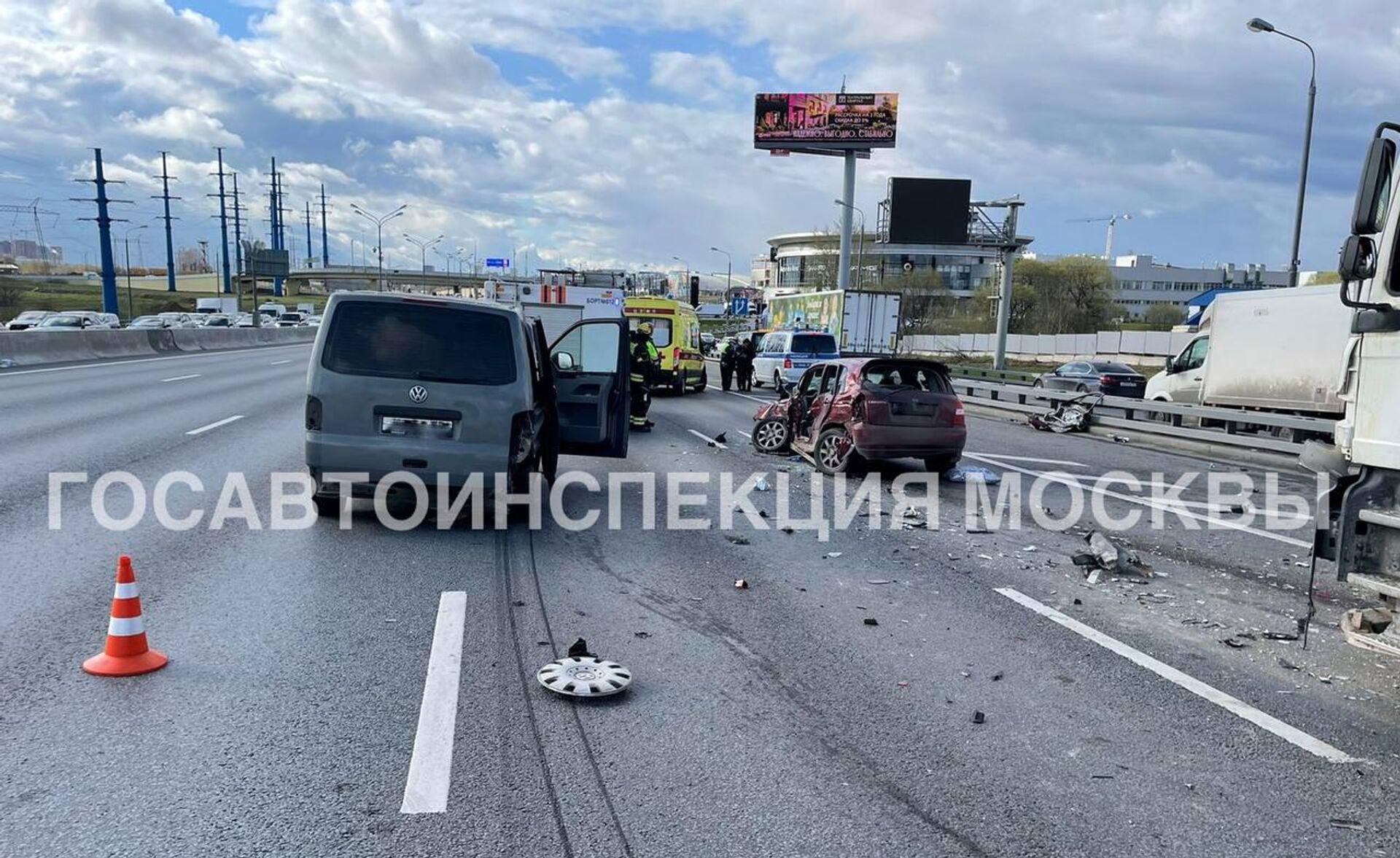 На МКАД столкнулись четыре автомобиля, есть пострадавшие - РИА Новости,  04.05.2022