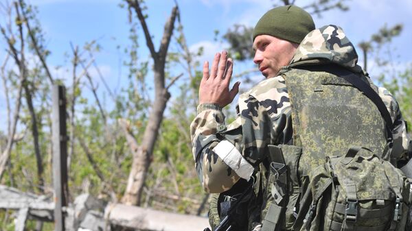 Военнослужащий народной милиции ДНР в районе металлургического комбината Азовсталь в Мариуполе