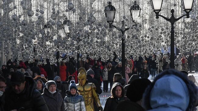 Прохожие на Никольской улице в Москве