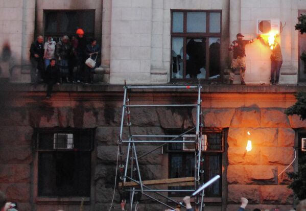 Люди выбрались на карниз во время пожара в Доме профсоюзов в Одессе. Справа: на лицо и волосы девушки попал тряпичный кляп с горючей смесью от брошенной бутылки коктейля Молотова.