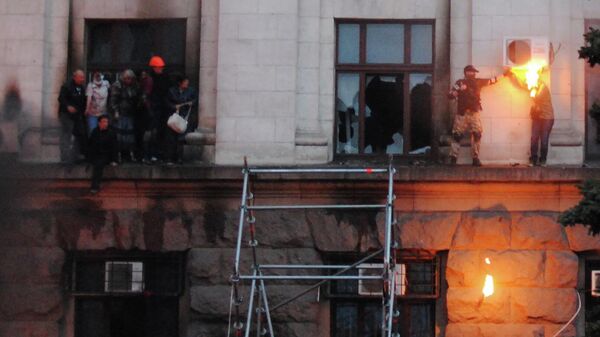 Люди выбрались на карниз во время пожара в Доме профсоюзов в Одессе. Справа: на лицо и волосы девушки попал тряпичный кляп с горючей смесью от брошенной бутылки коктейля Молотова.