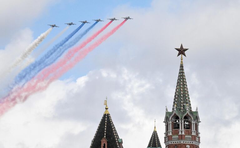 Штурмовики Су-25 на репетиции воздушной части парада в честь 77-й годовщины Победы в Великой Отечественной войне