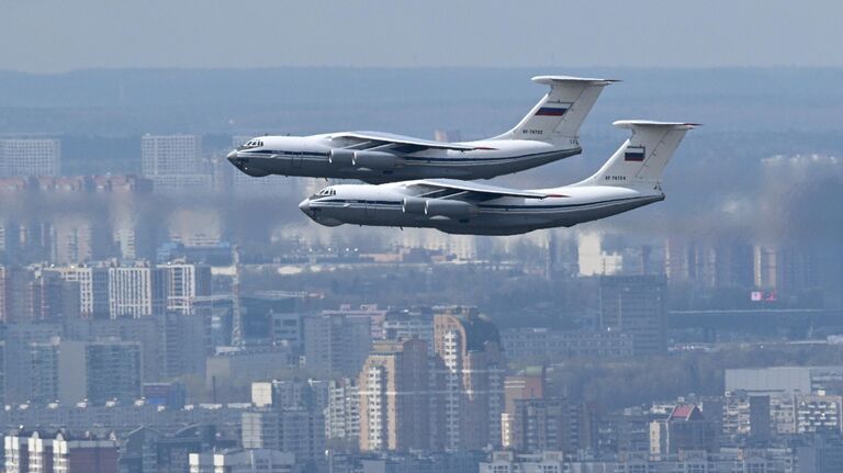 Тяжелые транспортные самолеты Ил-76МД во время генеральной репетиции воздушной части парада в честь 77-й годовщины Победы в Великой Отечественной войне в Москве