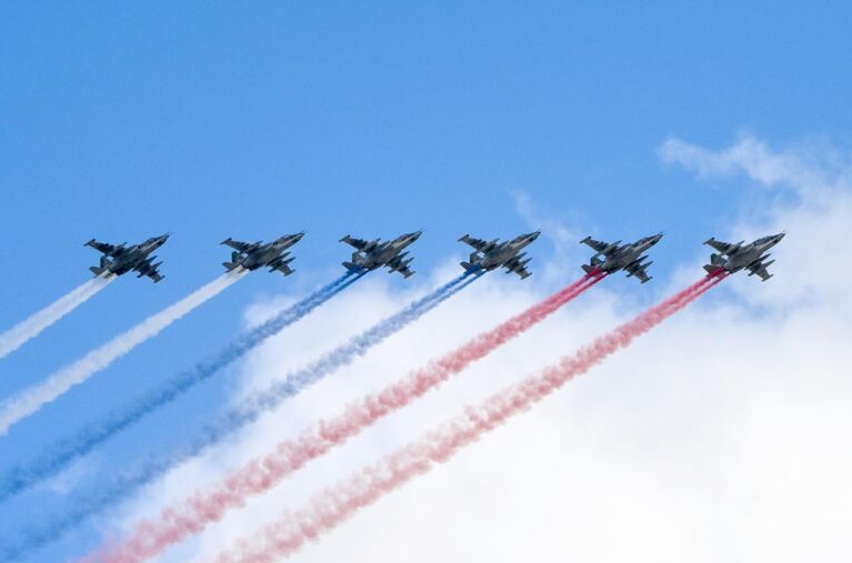 Штурмовики Су-25 на репетиции воздушной части парада в честь 77-й годовщины Победы в Великой Отечественной войне