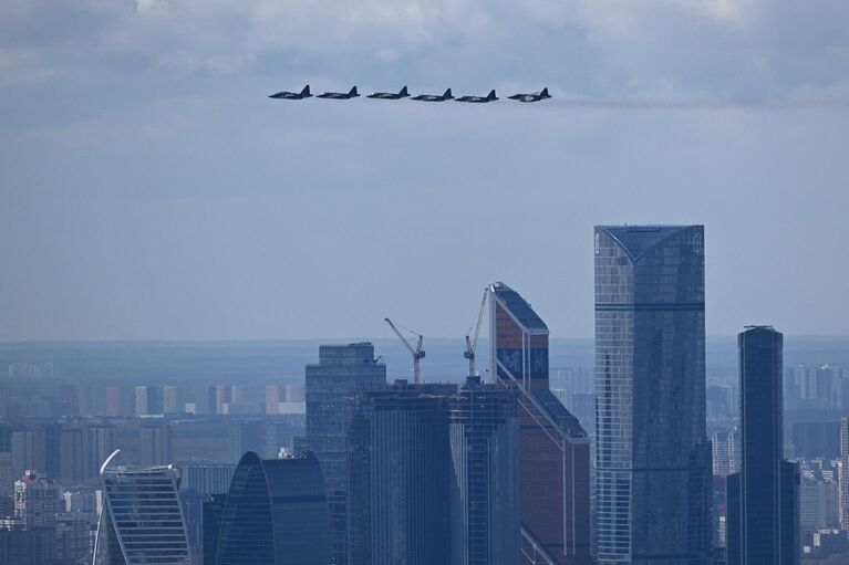 Штурмовики Су-25 пролетают над деловым центром Москва-сити и Поклонной горой во время генеральной репетиции воздушной части парада в честь 77-й годовщины Победы в Великой Отечественной войне в Москве