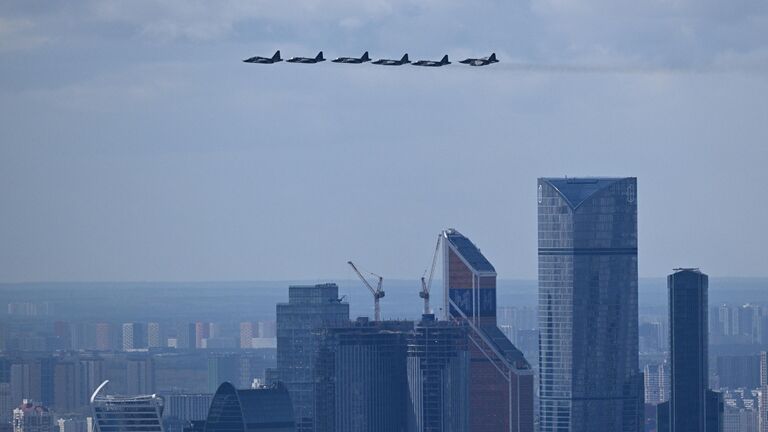 Штурмовики Су-25 пролетают над деловым центром Москва-сити и Поклонной горой во время генеральной репетиции воздушной части парада в честь 77-й годовщины Победы в Великой Отечественной войне в Москве