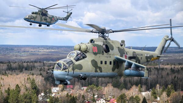 Тяжелый многоцелевой транспортный вертолет Ми-26 и ударный вертолет Ми-24 летят на репетицию воздушной части парада Победы