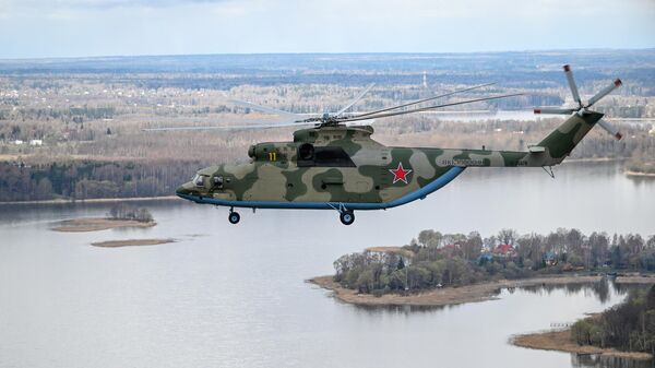 Тяжелый многоцелевой транспортный вертолет Ми-26 летит на репетицию воздушной части парада Победы
