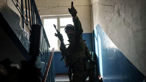 Сотрудник Службы безопасности Украины во время операции по задержанию подозреваемых в сотрудничестве с Россией