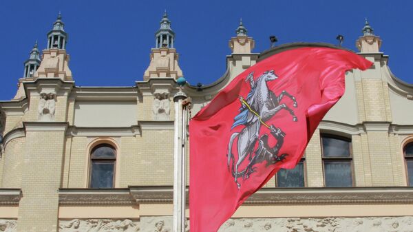 Флаг города Москвы перед зданием отеля Метрополь