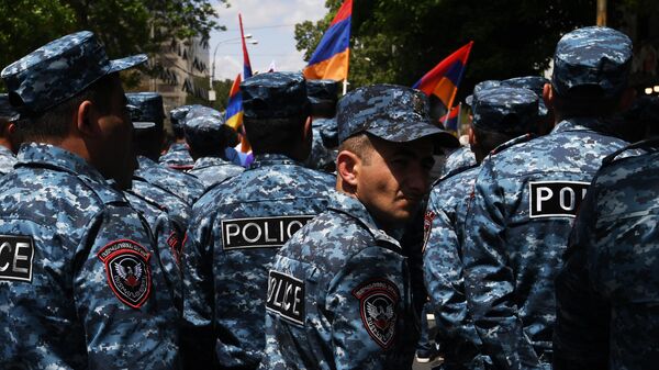 Полицейские во время митинга оппозиции в Ереване