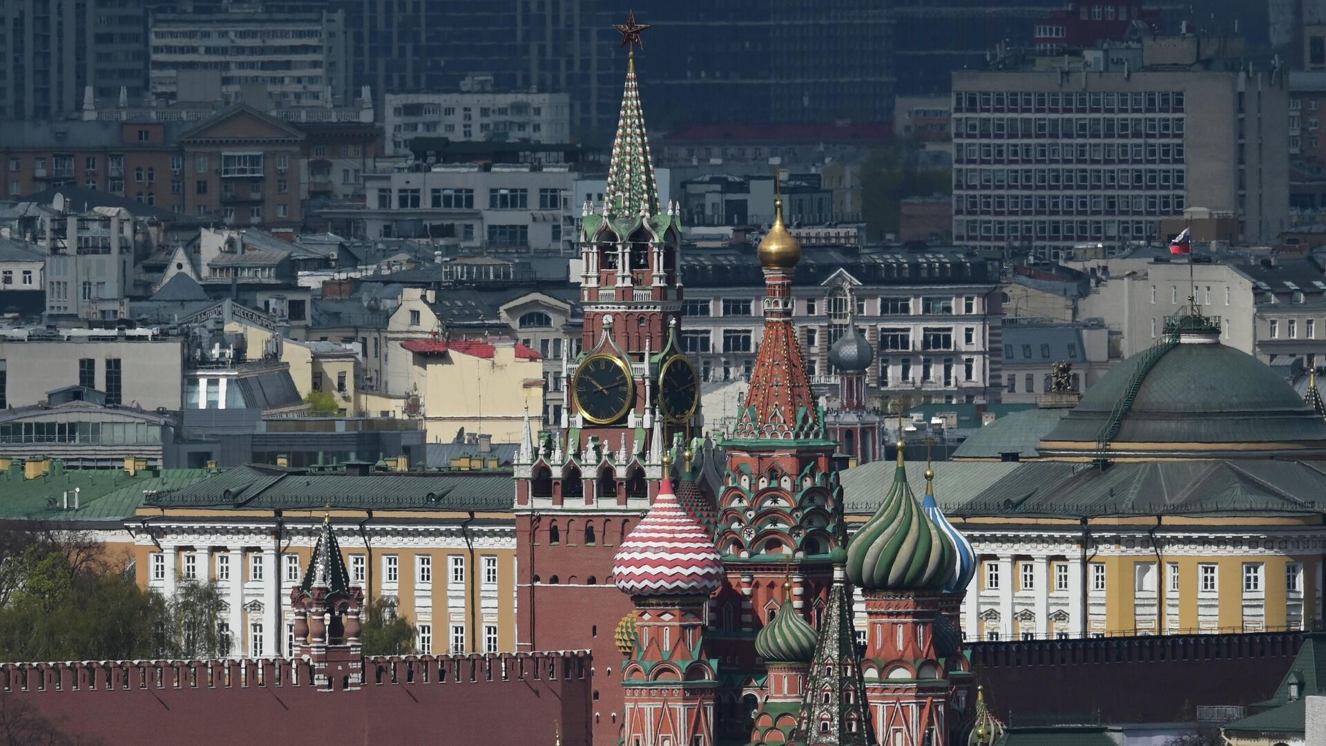 Вид на Собор Василия Блаженного и Спасскую башню Московского кремля  - РИА Новости, 1920, 13.04.2023