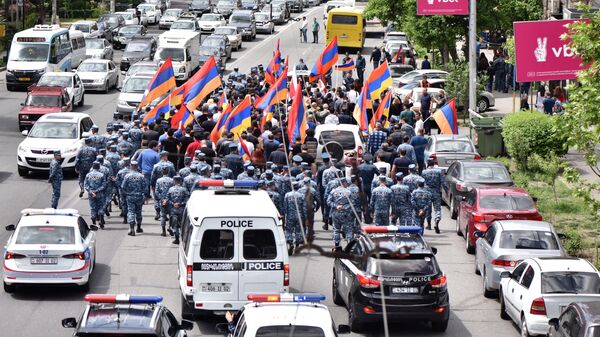 Участники протестного движения и полицейские в Ереване