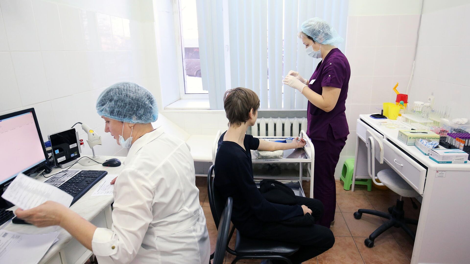 Врач берет кровь для анализа у пациента в процедурном кабинете - РИА Новости, 1920, 08.05.2022
