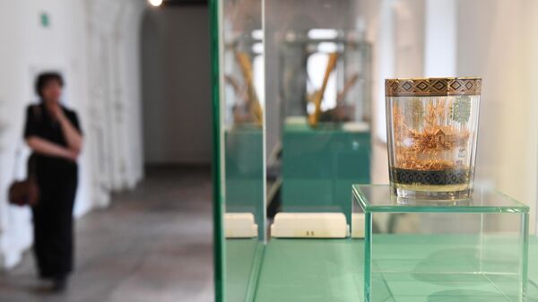 Экспонат Двустенный стакан мастера А.П. Вершилина, представленный на выставке Экспонат к 150-летию Исторического музея в Государственном историческом музее в Москве