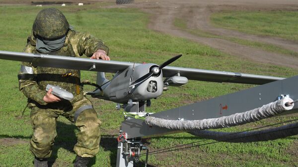 Военнослужащий ВC России запускает беспилотный летательный аппарат  Орлан-10 на Харьковском направлении 