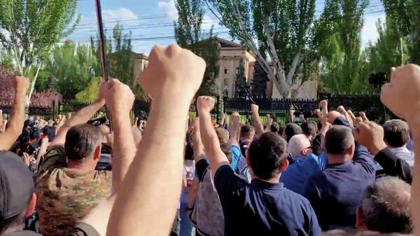 Митингующие выдвинулись к зданию парламента Армении