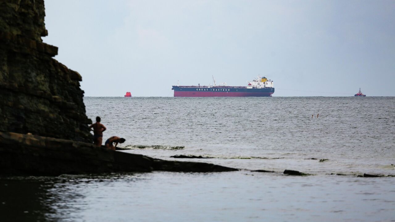 Фото разлитого мазута в черном море ЕС будет наказывать суда третьих стран за нарушение потолка цен на нефть - РИА Н