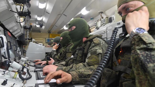 Военнослужащие в центре управления зенитным ракетным комплексом Бук-МЗ Вооруженных сил России
