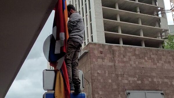 Флаг НКР в здании МИД Армении