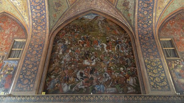 Дворец персидского шаха Аббаса II Чехель-сотун в городе Исфахан