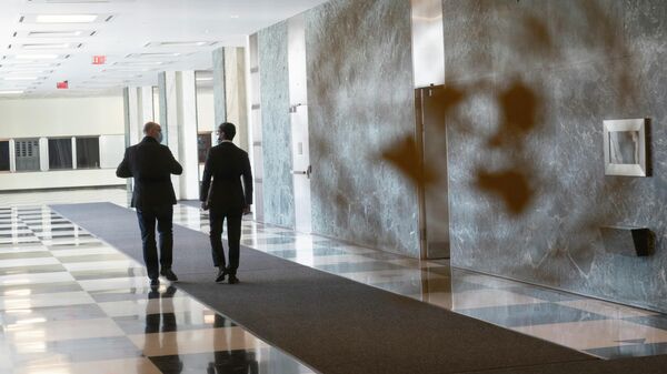 Делегаты в коридоре здания Секретариата Организации Объединенных Наций