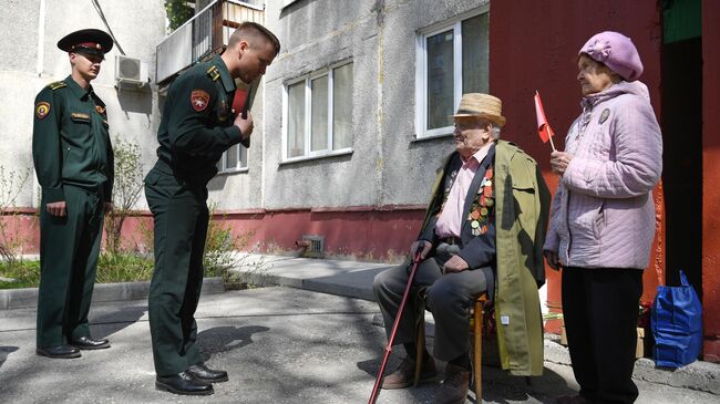Курсанты Новосибирского военного ордена Жукова института им. генерала армии И.К. Яковлева войск национальной гвардии РФ во время церемонии поздравления участника Великой Отечественной войны Владимира Николаевича Синягина
