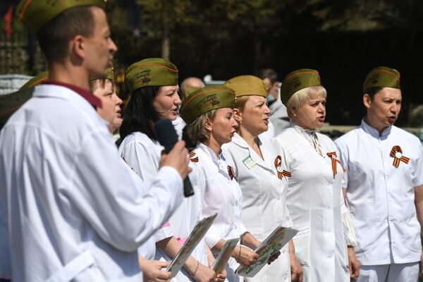 Медицинские работники Новосибирского областного клинического госпиталя ветеранов войн №3 во время концерта в честь 77-й годовщины Победы в Великой Отечественной войне