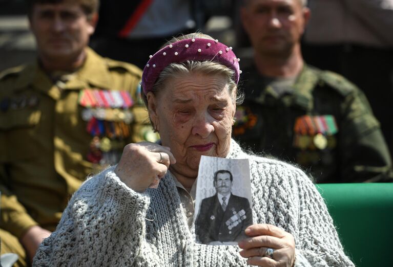 Пациентка Новосибирского областного клинического госпиталя ветеранов войн №3 во время концерта в честь 77-й годовщины Победы в Великой Отечественной войне