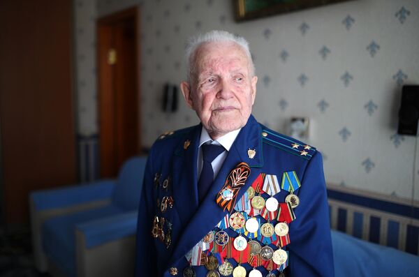 Ветеран Великой Отечественной войны Георгий Исаакович Роговой принимает поздравления у себя дома в Волгограде