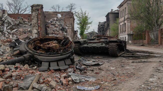 Разрушенная военная техника на улице в Мариуполе